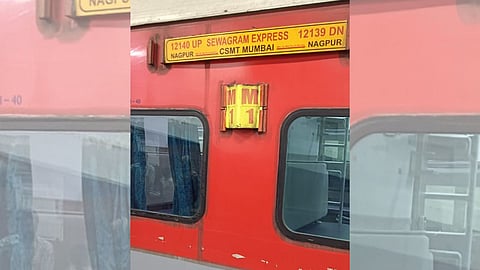 Nagpur Railways: नागपुर-मुंबई के बीच चलने वाली सेवाग्राम एक्सप्रेस में फर्स्ट AC कोच जोड़ने की मांग बढ़ रही है। वरिष्ठ नागरिक, महिलाएं, व्यापारी और अधिकारी प्रथम श्रेणी में यात्रा की सुविधा चाहते हैं।