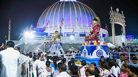 Nagpur: डॉ. बाबासाहेब आम्बेडकर द्वारा दी धम्म दीक्षा के स्वाभिमान बहाल करने वाले ऐतिहासिक क्षण को याद करते हुए मंगलवार को लाखों अनुयायियों ने पवित्र दीक्षाभूमि पहुंचकर उनके स्मारक पर श्रद्धांजलि दी।