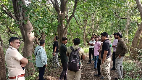 निसर्गभ्रमण में 30+ तेंदुए, बाघ के संकेत और वाइल्ड डॉग के जोड़े देखे गए। जंगल शहर के “फेफड़े” की तरह काम करता है और वन विभाग कैमरा ट्रैपिंग से वन्यजीवों की सुरक्षा सुनिश्चित कर रहा है।