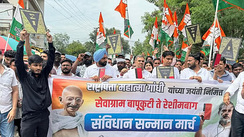 RSS Office: युवक कांग्रेस द्वारा सेवाग्राम से संघ मुख्यालय तक मोर्चा निकाला गया था। युवा कांग्रेस ने संघ मुख्यालय में संविधान की प्रति देने की कोशिश की। लेकिन इससे पहले ही वे गिरफ्तार हो गए।