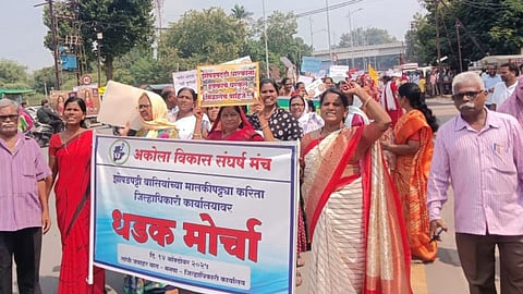 Akola में झोपड़पट्टीवासियों का मुद्दा गर्माया हुआ है। ये सिर्फ इन झोपड़पट्टी में रहने वालों के घर का मामला नहीं है, बल्कि ये उनके जीवन, सम्मान और भविष्य से जुड़ा है। इसे लेकर कई प्रकार के वादे किए गए जिन्हें जमीनी हकीकत में साकार नहीं किया गया।