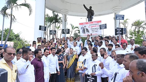 हाल ही में Supreme Court के चीफ जस्टिस भूषण गवई पर कोर्ट परिसर में जूता फेंकने की कोशिश की गई। इसको लेकर पूरे महाराष्ट्र में विरोध प्रदर्शन किए जा रहे हैं। Pune और Baramati में NCP (शरद पवार गुट) ने इसके लिए तीव्र विरोध किया।