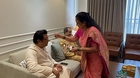 भाऊ बीज पर उद्धव और राज ठाकरे ने बहन जयवंती के साथ त्योहार मनाया। चार महीने में दोनों की यह दसवीं मुलाकात रही। बीएमसी चुनाव से पहले ठाकरे परिवार की बढ़ती नजदीकियों ने हलचल मचा दी है।