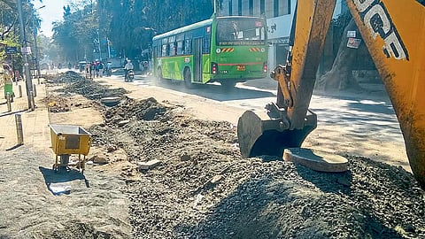 Pune में सीसीटीवी और डिजास्टर प्रोजेक्ट के लिए 1000 किमी खुदाई की योजना बनायी जा रही है। समन्वय की कमी से शहर की सड़कों पर फिर धूल-मिट्टी का अंबार लग गया है। हालांकि नागरिकों को फ्री वाई-फाई सेवा मिलेगी।