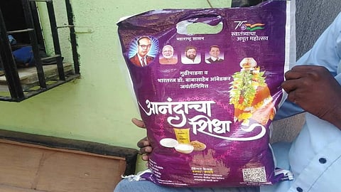 दिवाली आने को है, लेकिन‘आनंद का राशन’ योजना के तहत मिलने वाला 100 रुपये का शिधा पैकेट अब तक नहीं पहुंचा है। Yavatmal के 6 लाख से ज्यादा कार्डधारक लाभार्थी इंतजार में हैं, लेकिन शासन की ओर से कोई आदेश जारी नहीं हुआ है।