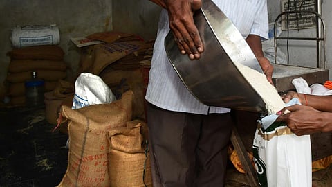 Maharashtra के राशन कार्डधारकों को दीपावली से पहले जोरदार झटका लगा है। राज्य के राशन विभाग ने इस साल 19 जिलों में अंत्योदय लाभार्थियों को मिलने वाली राशन व्यवस्था में अहम बदलाव किया है।