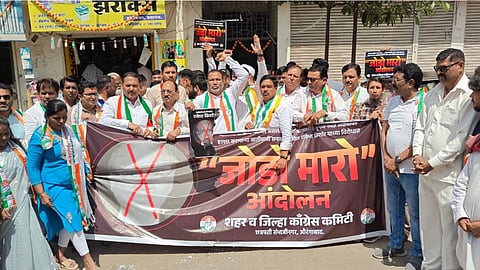 महाराष्ट्र प्रदेश कांग्रेस कमेटी के अध्यक्ष हर्षवर्धन सपकाल के निर्देश पर, छत्रपति संभाजी नगर कांग्रेस ने गांधी भवन शाहगंज में चीफ जस्टिस भूषण गवई पर हुए हमले के विरोध में ‘जूता मारी आंदोलन’ आयोजित किया।