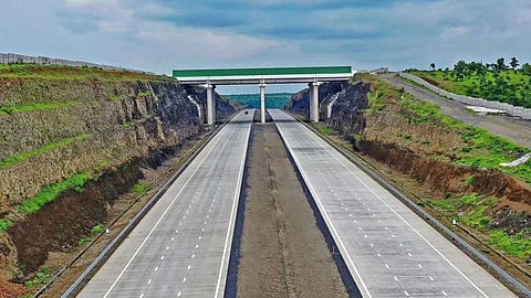 Samruddhi Mahamarg Nagpur-Chandrapur Route: महाराष्ट्र के समृद्धि महामार्ग की परेशानियां अब बढ़ने वाली है। समृद्धि के विदर्भ में 3 हाईवे प्रोजेक्टस पर ब्रेक लग सकता है, जिससे विदर्भ में बदलाव किए है।