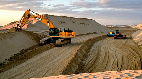 Sand Business News: बेकाबू होती महंगाई ने निर्माण कार्य कराने वालों का बजट बिगाड़ कर रख दिया है। रेत की कीमतें आम आदमी के बस के बाहर हो चली हैं।