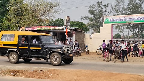 विद्यालय के सामने दुर्घटनाओं का खतरा