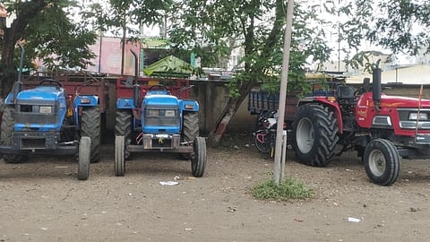 Sand Smuggling: दीपावली के अवसर पर अधिकांश अधिकारी और कर्मचारी अपने गांव चले गए थे, इसी अवसर का फायदा उठाते हुए अवैध गौण खनिज (रेत) तस्करों ने चोरी-छिपे रेत की तस्करी शुरू कर दी थी।