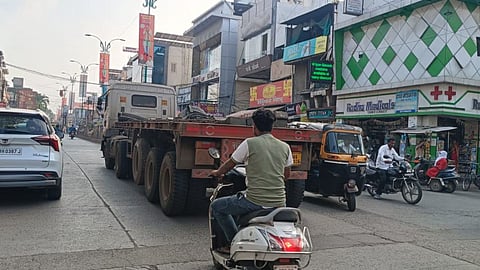 Wardha Traffic Police: स्थानीय प्रशासन और यातायात विभाग ने शहर के प्रमुख चौराहों पर ट्रैफिक सिग्नल शुरू करने की योजना बनाई थी। जो कि पूरी तरह से फेल होती नजर आ रही है।