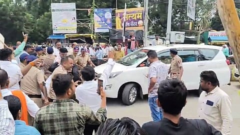 Maharashtra में आसमानी आफत ने सरकार की मुश्किलें बढ़ा दी है। इस भारी बारिश के चलते महाराष्ट्र के लगभग 30 जिलों के किसानों की फसलों पर इसका असर देखा जा सकता है। इसी को लेकर वणी में UBT शिवसेना ने विरोध प्रदर्शन किया।