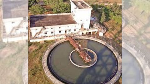 Gondia Latest News: गोंदिया जिले में बनगांव प्रादेशिक ग्रामीण जलापूर्ति योजना ठप हो चुकी है। इसके कारण सालेकसा और आमगांव में 48 गांवों में जलसंकट गहरा गया है। यहां लोग पीने के पानी के लिए भटक रहे है।