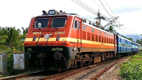 Weekends Special Train: त्योहार के सीजन में ट्रेनों में बढ़ती भीड़ को देखते हुए रेलवे ने वीकेंड स्पेशल ट्रेन चलाने का फैसला किया है। इसके लिए रिजर्वेशन आज से शुरू हो चुके है।