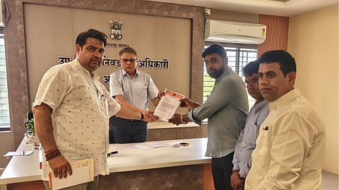 Maharashtra Local Body Elections: महाराष्ट्र में स्थानीय निकाय चुनाव नजदीक है। इस दौरान कई जिलों में वोटर लिस्ट में फर्जी नामों के होने का खुलासा हुआ है। मनसे ने इस पर चुनाव आयोग से बड़ी मांग की है।