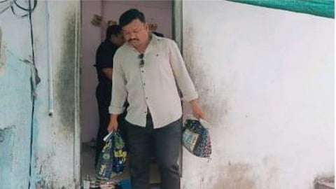 Amravati police raid: अमरावती में पुलिस ने अवैध शराब कारोबार पर बड़ी कार्रवाई करते हुए 11 विक्रेताओं के घरों पर छापा मारा। फ्रेजरपुरा, गाडगेनगर, नागपुरीगेट और राजापेठ थाना क्षेत्रों में कार्रवाई की।