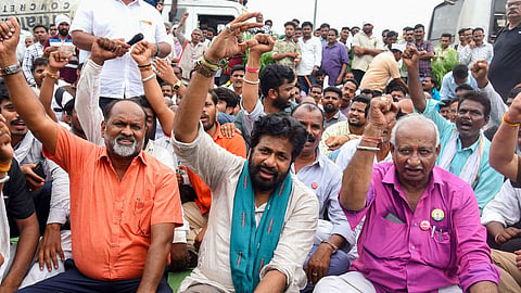 Bacchu Kadu Rail Roko Protest: हाई कोर्ट के निर्देश के बाद बच्चू कड़ू ने ‘रेल रोको’ आंदोलन वापस लिया। कोर्ट ने इस कदम को सराहा और वचनबद्धता के रूप में स्वीकार किया।