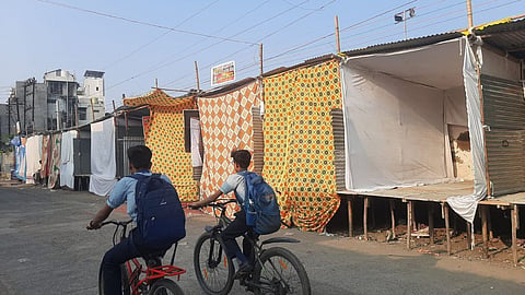 Wardha News: वर्धा में बिना अनुमति पटाखों की दुकानें लगाई गईं। दीपावली पर अनहोनी की आशंका, प्रशासन की अनदेखी पर नागरिकों में नाराज़गी है।
