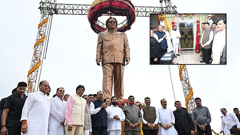 Dadasaheb Gavai memorial Amravati: मुख्यमंत्री देवेंद्र फडणवीस और मुख्य न्यायाधीश भूषण गवई ने पूर्व राज्यपाल दादासाहेब गवई के स्मारक का लोकार्पण किया। उपमुख्यमंत्री एकनाथ शिंदे और अजित पवार शामिल हुए।
