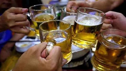 high-profile-liquor-party-busted-in-wardha-dhotra-farmhouse