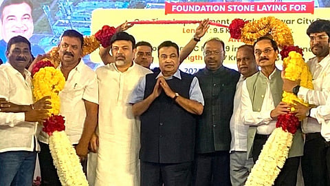 Kalmeshwar satellite city: नितिन गडकरी ने कलमेश्वर को सैटेलाइट सिटी बनाने की घोषणा की। ₹151 करोड़ की योजनाओं में आरओबी, चौड़ी सड़कें और मुफ्त मकान शामिल हैं।