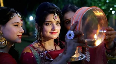 इस साल कितने बजे निकलेगा करवा चौथ को चांद, जानें व्रत शुरू करने और पारण का समय भी
