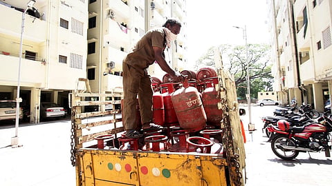 Nagpur LPG Distributors Strike: नागपुर सहित देशभर के एलपीजी वितरकों में सेवा शुल्क नहीं बढ़ाने को लेकर असंतोष बढ़ता जा रहा है। वितरकों ने सरकार को तुरंत कार्रवाई की चेतावनी दी है।
