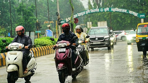 Nagpur Weather Forecast: नागपुर में दिवाली के बाद भी जारी बारिश से लोगों का फेस्टिवल मूड बिगड़ा। तापमान 7.2 डिग्री गिरा, मौसम विभाग ने 31 अक्टूबर तक बारिश के संकेत दिए।