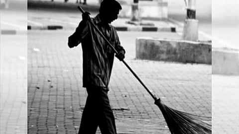 Nagpur Sanitation Worker Death: नागपुर में सफाई हेल्पर की मौत पर मनपा और ठेकेदार कंपनी पर लापरवाही का आरोप, BJP उपाध्यक्ष धर्मपाल मेश्राम ने सदोष मनुष्यवध का केस दर्ज करने की मांग की।