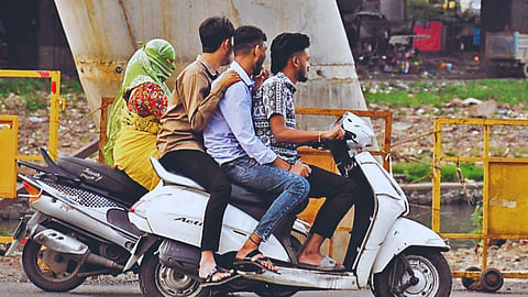 Nagpur Triple Seat Issue: नागपुर की सड़कों पर इन दिनों ट्रिपल सीट की मस्ती खुलेआम देखने को मिल रही है। बिना हेलमेट, तेज रफ्तार और सिग्नल जंपिंग जैसी लापरवाहियां अब आम बात बन गई हैं।