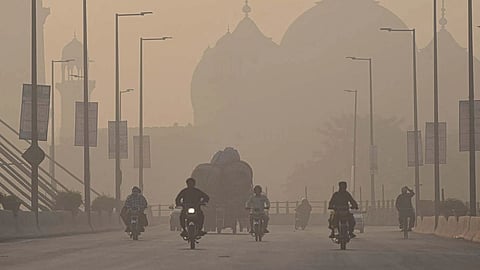 भारत ने फोड़े पटाखे...घुटने लगा पाकिस्तान का दम, लाहौर की हवा में घुला जहर, रोने लगे शहबाज-मुनीर