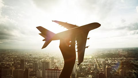 Flights में कुछ गैजेट्स को ले जाने पर लग सकती है रोक, DGCA बना रहा नए नियम