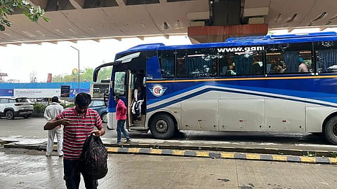 Nagpur News: ट्रैफिक पुलिस द्वारा लगाई गई रोक के बावजूद नागपुर में बस चालक बेखौफ होकर बीच रास्ते में बस रोककर सवारी ले रहे है। इसे ध्यान में रखकर अब डीसीपी ट्रैफिक मतानी ने चेतावनी जारी कर दी है।