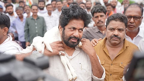 Bachchu Kadu Farmers Protest: महाराष्ट्र में बच्चू कडू ने किसानों के हक के लिए आंदोलन छेड़ दिया है। इस आंदोलन के चलते सैकड़ों किसानों ने नागपुर-हैदराबाद हाइवे बंद कर दिया है।