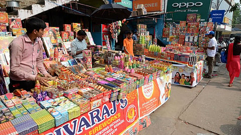 Wardha Crackers Notice: वर्धा नगर पालिका ने बिना अनुमति पटाखा बेचने वालों पर सख्त रुख अपनाते हुए 70 से अधिक विक्रेताओं को नोटिस जारी कर अल्टीमेटम दिया।