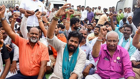 बुटीबोरी फ्लाईओवर पर चक्का जाम करने का मामला, बच्चू कडू के 60 समर्थकों पर FIR दर्ज