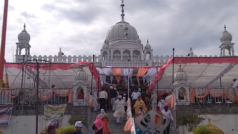 गुरुद्वारों में श्रद्धालुओं ने माथा टेका