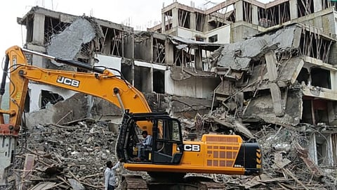 Thane Municipal Corporation ने 3 नवंबर से अवैध निर्माणों पर कार्रवाई शुरू करने की घोषणा की है। दिवा और मुंब्रा में अधिकतर अवैध इमारतें निशाने पर हैं, मनपा ने सभी को घर खाली करने का नोटिस दिया।