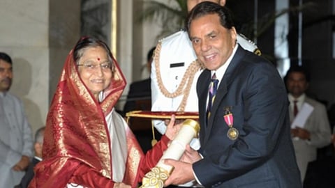 पद्म भूषण से लेकर लाइफटाइम अचीवमेंट अवॉर्ड्स जीतकर धर्मेंद्र बने सिनेमा के बादशाह