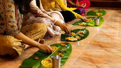 हाथ से खाना खाने की आदत