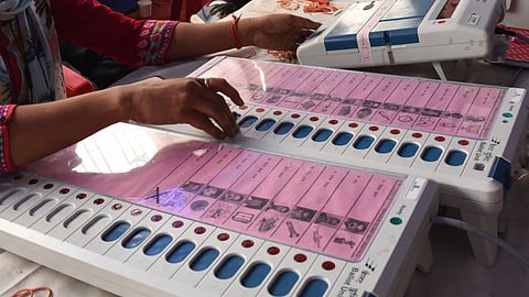 Maharashtra Local Body Elections: सुप्रीम कोर्ट ने राज्य चुनाव आयोग को 31 जनवरी तक स्थानीय निकाय चुनाव करवाने के आदेश दिये हैं। आदेश के बाद से चुनाव आयोग ने प्रक्रिया भी शुरू कर दी है।