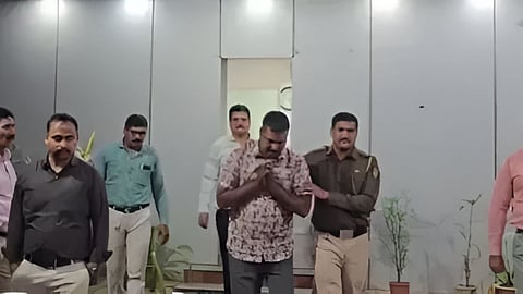 राजनैतिक दल से निष्कासित 'समाज सेवक' गिरफ्तार