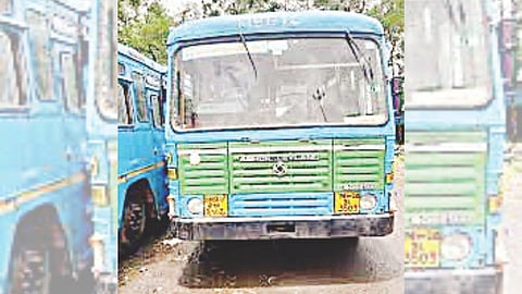 Bus Service in Rapani: सफर करने के लिए रापनि की बसें सबसे सुरिक्षत होती है, ऐसी बात कही जाती है। लेकिन राज्य के आखिरी छोर बसे गड़चिरोली जिले में रापनि की बसें यात्रियों के लिए सिरदर्द बनते जा रही है।