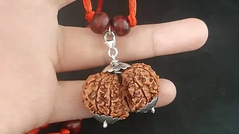 अगर हाथ में पहनते हैं रुद्राक्ष माला, तो गलती भी न करें ये काम, वरना वंचित रह जाएंगे शिव कृपा से