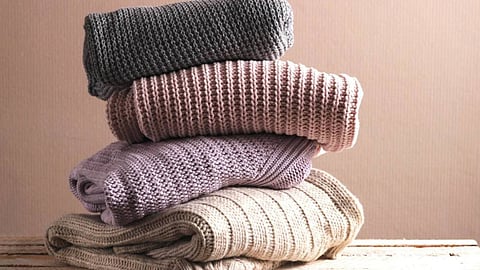 सर्दी के कपड़ों में रोएं निकालने के टिप्स