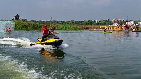 Bhandara Water Tourism Project: भंडारा में जल पर्यटन के दो कार्यों पर रोक। जलसंपदा विभाग ने अनुमति न होने पर आदेश दिए। सीएम फडणवीस के निर्देश पर जांच, करोड़ों की अनियमितताओं के आरोप।