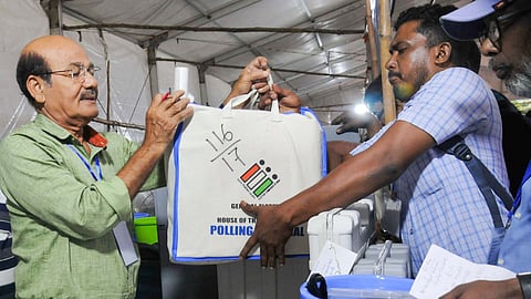 Municipal Election Bhandara: भंडारा की चारों नगरपालिकाओं में चुनाव को लेकर EVM सुरक्षा, स्ट्रॉन्ग रूम, लाइव निगरानी और मतगणना की सभी तैयारियां पूरी। कुल 770 मशीनें तैयार।