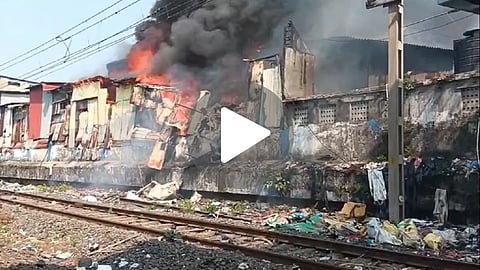 dharavi-navrang-compound-major-fire-railway-traffic-affected