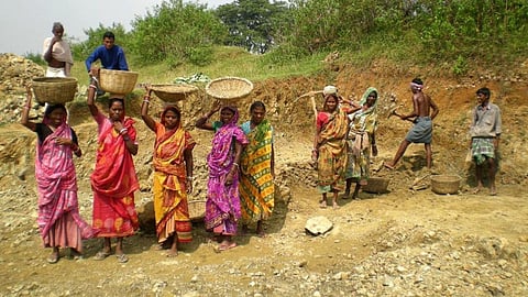 Gadchiroli MNREGA Wages: गड़चिरोली में नरेगा के 28 हजार से अधिक मजदूरों की 10 माह से 5 करोड़ रुपये से अधिक की मजदूरी अटकी। भुगतान न मिलने पर मजदूरों में रोष बढ़ा।